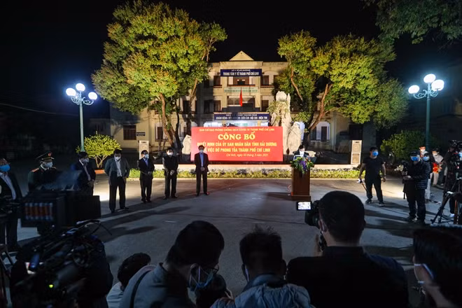 The lifting lockdown ceremony took place in Sao Do square, Chi Linh city, Hai Duong.