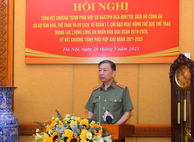 General To Lam speaking at the meeting. General To Lam speaking at the meeting.