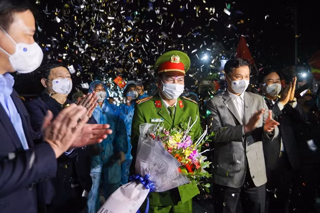 Pham Xuan Thang, secretary of the Hai Duong provincial Party Committee, presents flowers whilst praising the efforts of police forces at a checkpoint in Chi Linh city.