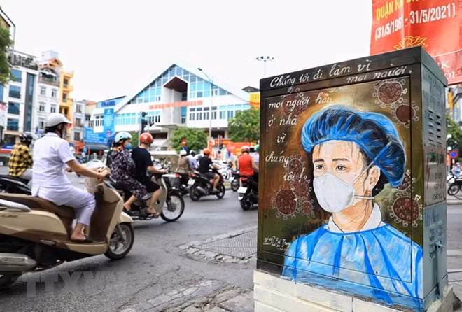 In particular, there are paintings expressing gratitude to health workers who have demonstrated strong determination and will in the fight against COVID-19.