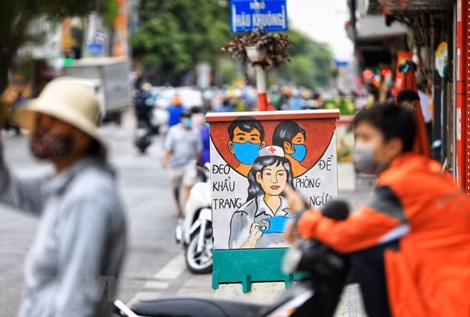 The War Veterans Association of Hai Ba Trung district in collaboration with the Youth Union Chapter of Back Khoa decorated transformer booths in Hanoi with anti COVID-19 paintings.