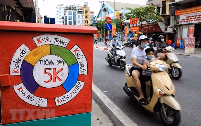 5K message: Khau trang (facemask) – Khu khuan (disinfection) – Khoang cach (distance) – Khong tu tap (no gathering) – Khai bao y te (health declaration).