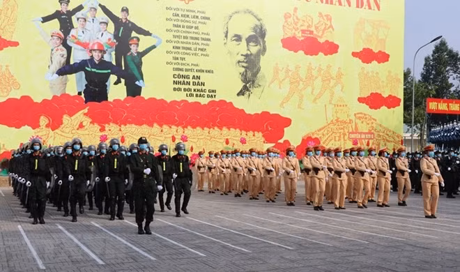 Dong Nai police force participate in the opening ceremony of a campaign ensuring security and order for election day.