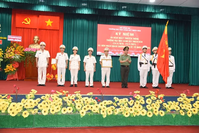 Deputy Minister Le Tan Toi grants the Second-class Fatherland Protection Order to the Department of Scientific Research Management under the PPU.