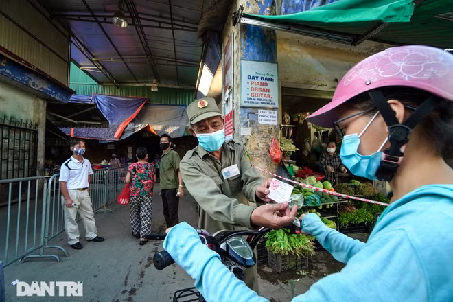 Hanoi applies the market coupon policy amid COVID-19. Photo: Dantri.