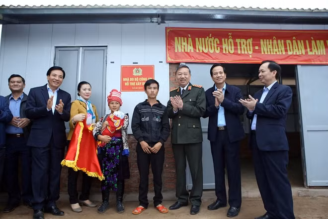 General To Lam, Minister of Public Security presenting new house to a needy family in Muong Nhe. Photo: Lien Huong.