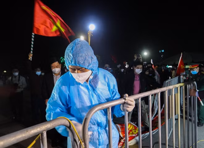 Authorities in Chi Linh city receive the decision to lift the lockdown placed on the city at 0:00 a.m. on March 3.