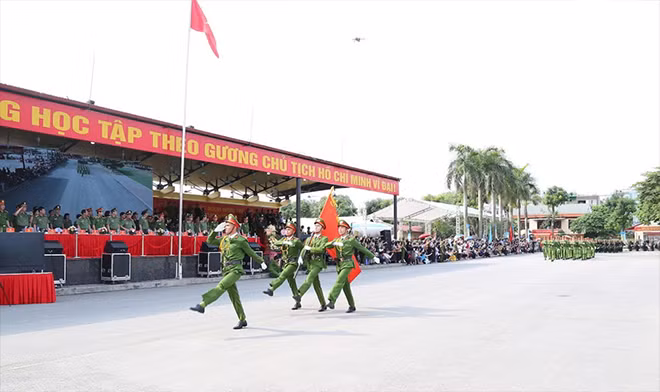 Trainees of the course parade at the event. Trainees of the course parade at the event.