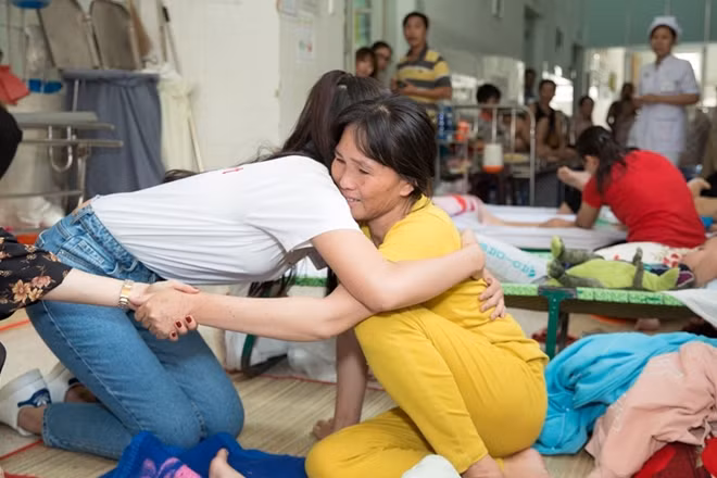 Previously Tieu Vy, singer Dam Vinh Hung, and the Miss World Vietnam organising board had taken part in a day of charitable work in the Ho Chi Minh City Oncology Hospital. Previously Tieu Vy, singer Dam Vinh Hung, and the Miss World Vietnam organising board had taken part in a day of charitable work in the Ho Chi Minh City Oncology Hospital.