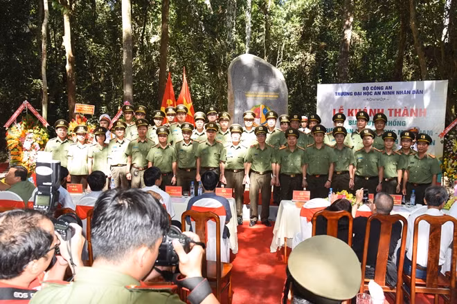Participants at the inauguration of the tradtional stone stele of the former Central Security School