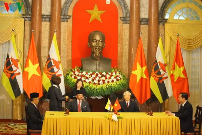Party leader and President Nguyen Phu Trong and Sultan Haji Hassanal Bolkiah of Brunei witness the signing of the cooperative documents between the two countries after their talks.