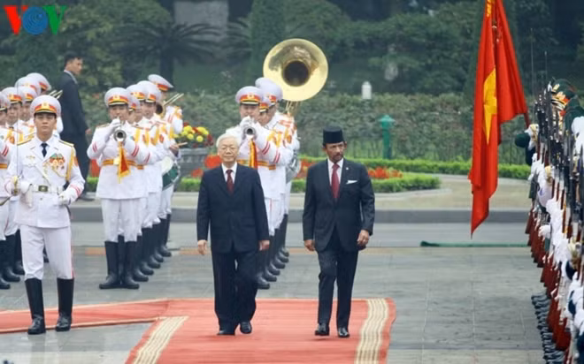 The two leaders inspect the guards of honour.