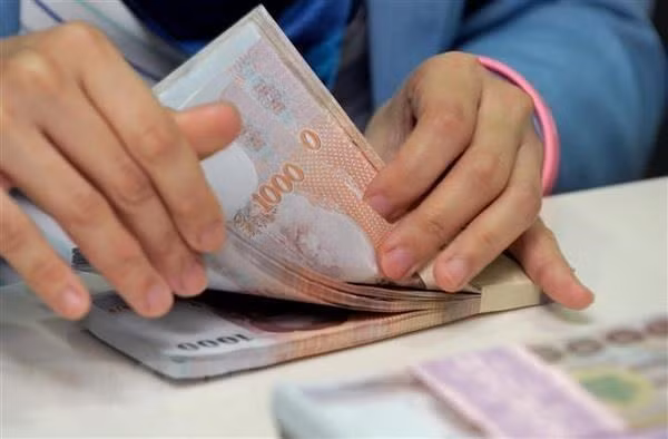 The baht notes are counted at the Krungthai Bank in Bangkok (Illustrative image. Photo: VNA) The baht notes are counted at the Krungthai Bank in Bangkok (Illustrative image. Photo: VNA)