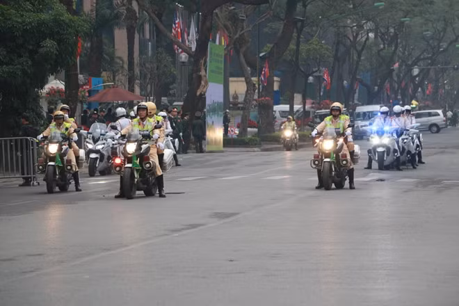 In addition to the Yamaha FJR1300P model, the traffic police force of Hanoi has also used the police motorcycle model of Honda NC750X. Designed on the basis of the NC750X model, this special-purpose motorcycle has wide-angle headlights.