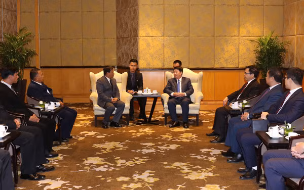 Deputy Minister Bui Van Nam receiving a delegation of the Ministry of Home Affairs of Myanmar led by Zaw Khin Aung, Police Commander of Shan state.