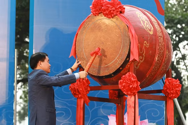 PSNews - Following the previous festival's success, the Open Hanoi Dragon Boat Racing Festival was kicked off on February 16 in Hanoi, attracting attention of many Hanoians and visitors.