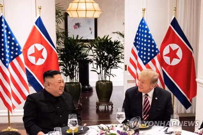 U.S. President Donald Trump and North Korean leader Kim Jong-un smile during a dinner at the Sofitel Legend Metropole hotel in Hanoi on Feb. 27, 2019, in this photo captured from the Twitter account of the White House. (Yonhap)