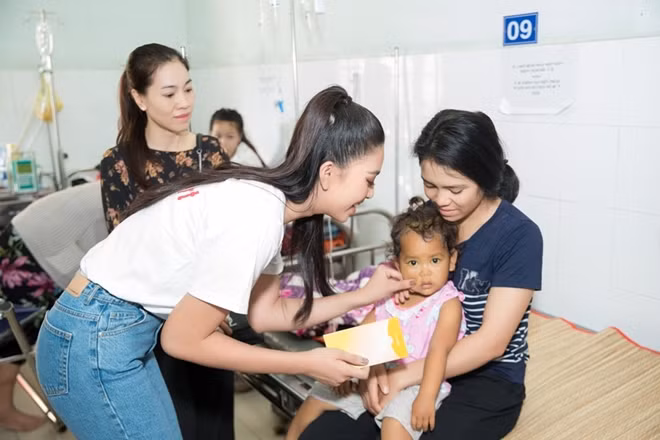 The beauty was accompanied by Mrs. Pham Kim Dung, Head of the organizing board of Miss World Vietnam 2019 during her time at the hospital. The beauty was accompanied by Mrs. Pham Kim Dung, Head of the organizing board of Miss World Vietnam 2019 during her time at the hospital.