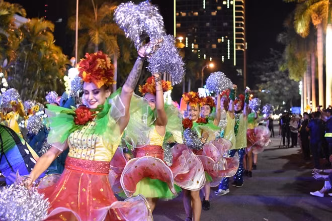 With the participation of over 80 international dancers from eight countries, the street carnaval in Da Nang has brought a festive atmosphere for both local people and visitors. With the participation of over 80 international dancers from eight countries, the street carnaval in Da Nang has brought a festive atmosphere for both local people and visitors.