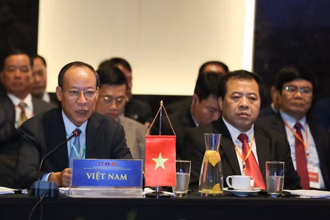 Deputy Minister Le Quy Vuong speaking at the meeting.