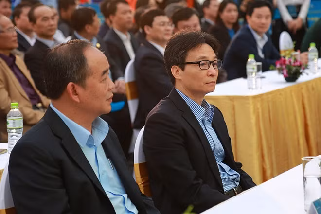 Deputy Prime Minister Vu Duc Dam and Chairman of Hanoi Municipal People's Committee Nguyen Duc Chung.