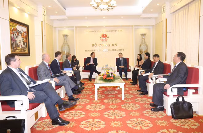 Minister To Lam receiving Mark Field, Minister of State for Asia and the Pacific at the Foreign & Commonwealth Office of the UK.