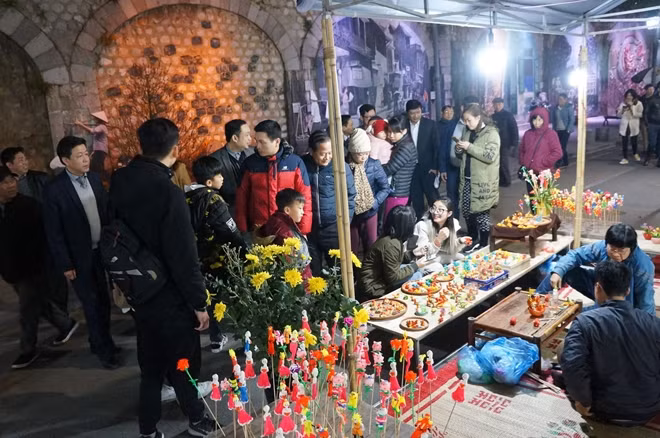 In spite of the appearance of many other flower markets, Hang Luoc market remains attractive to many Hanoians and tourists. In spite of the appearance of many other flower markets, Hang Luoc market remains attractive to many Hanoians and tourists.