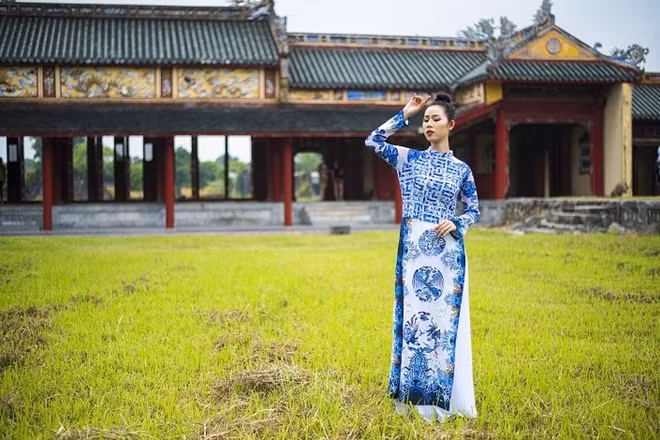 According to Viet Bao, he also used patterns of mascots for the collection, combining with other traditional embroidery techniques and advanced printing technology on silk. According to Viet Bao, he also used patterns of mascots for the collection, combining with other traditional embroidery techniques and advanced printing technology on silk.