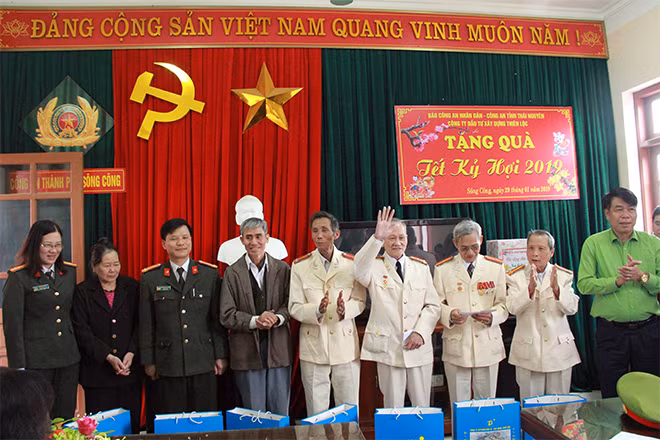 Representatives of the Public Security Newspaper, the Thai Nguyen Provincial Police Department and the Thien Loc JSC presenting Tet gifts to retired officers in Song Cong city.