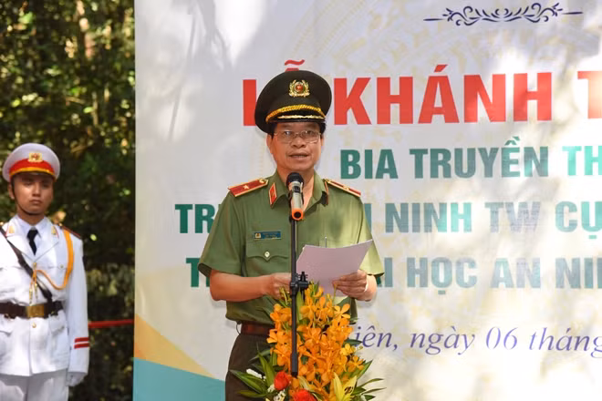 Major General Dang Van Doai delivering the opening speech.