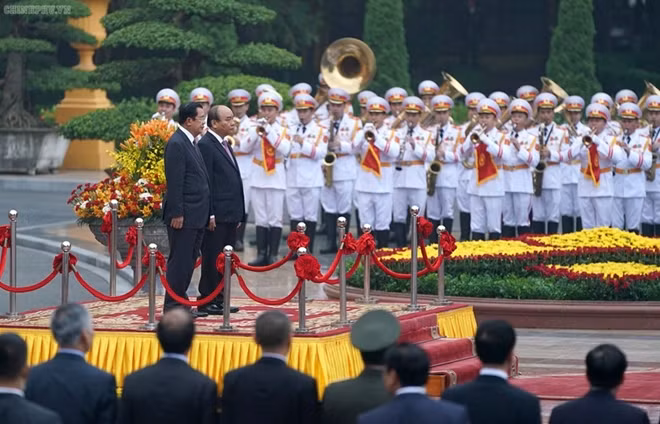 Cambodian Prime Minister Samdech Akka Moha Sena Padei Techo Hun Sen and his delegation are on an official visit to Vietnam from October 4-5 at the invitation of PM Nguyen Xuan Phuc. PM Phuc chaired an official welcoming ceremony for his Cambodian counterpart Hun Sen on the morning of October 4.