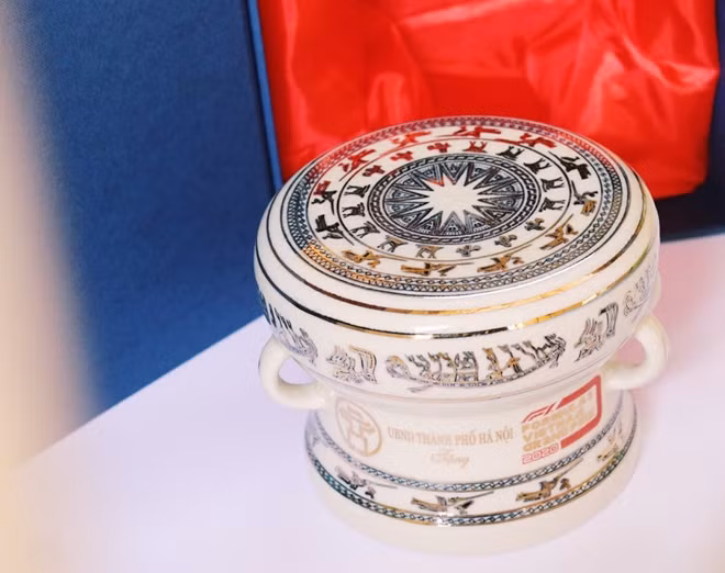 Reportedly, this is a product exclusive the Formula 1 (Formula One - F1) automobile race to be hosted by Hanoi next year. Chairman Nguyen Duc Chung hoped that foreign reporters would return to Hanoi on April 2020 to cover the event.