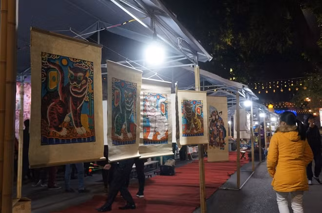 Visiting Hang Luoc Flower Market, people will have chance to buy their ideal flowers for Tet decoration while enjoying Tet atmosphere there. Visiting Hang Luoc Flower Market, people will have chance to buy their ideal flowers for Tet decoration while enjoying Tet atmosphere there.