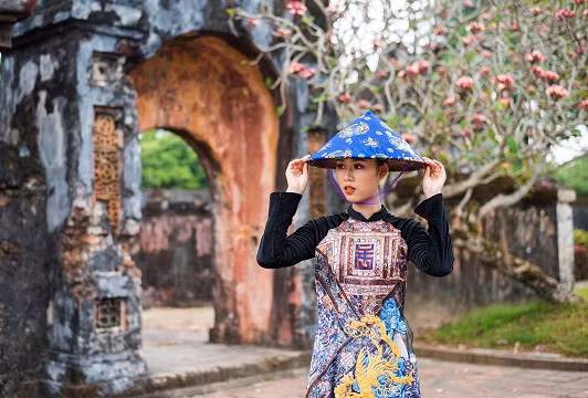 The collection with 30 long of disigner Viet Bao made of high-quality silk products feature the cultural identities of Nguyen Dynasty, particularly sculpture art. The collection with 30 long of disigner Viet Bao made of high-quality silk products feature the cultural identities of Nguyen Dynasty, particularly sculpture art.