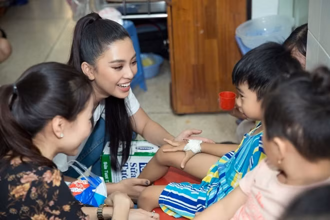 In her role as ambassador for Miss World Vietnam 2019, Tieu Vy is continuing her charity drive with a visit to young patients in the Ho Chi Minh City Children’s Hospital. In her role as ambassador for Miss World Vietnam 2019, Tieu Vy is continuing her charity drive with a visit to young patients in the Ho Chi Minh City Children’s Hospital.