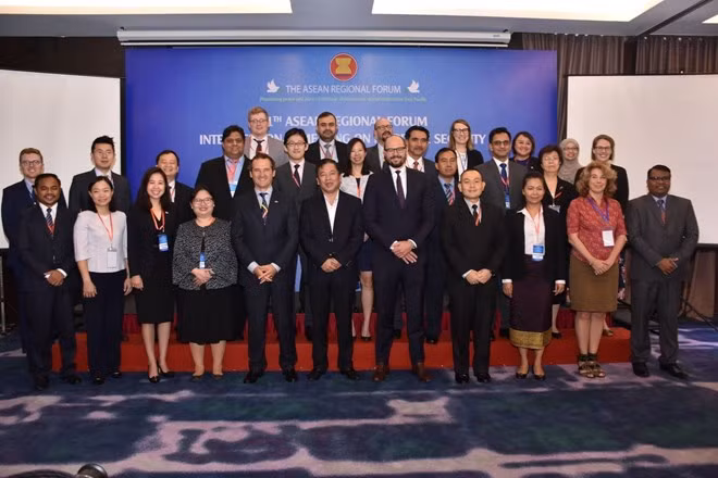 Participants in the 11th ARF Inter-Sessional Meeting on Maritime Security pose for a photo (Source: VNA)