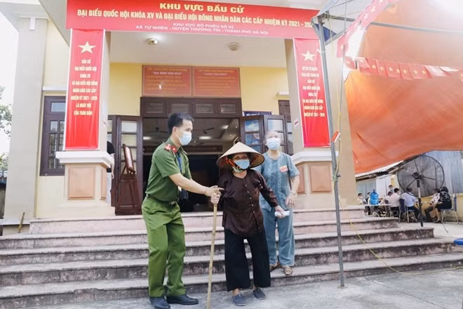 In pictures: Voters nationwide cast ballots ảnh 7