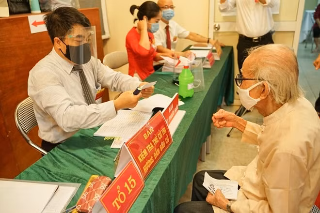 In pictures: Voters nationwide cast ballots ảnh 4
