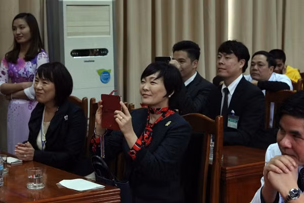 She showed her impression on the performances, using her phone to record the good moments. The Japanese Prime Minister’s spouse uses Facebook to express her views on various issues. The social media has helped to change her life, allow her to connect with all Japanese people, she shared. She showed her impression on the performances, using her phone to record the good moments. The Japanese Prime Minister’s spouse uses Facebook to express her views on various issues. The social media has helped to change her life, allow her to connect with all Japanese people, she shared.