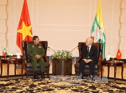 Party General Secretary Nguyen Phu Trong (R) receives Commander-in-Chief of the Defence Services of Myanmar, Sen. Gen. Min Aung Hlaing