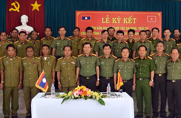 A signing ceremony of memorandum of understanding between Thu Thien - Hue police and Salavan Security department A signing ceremony of memorandum of understanding between Thu Thien - Hue police and Salavan Security department