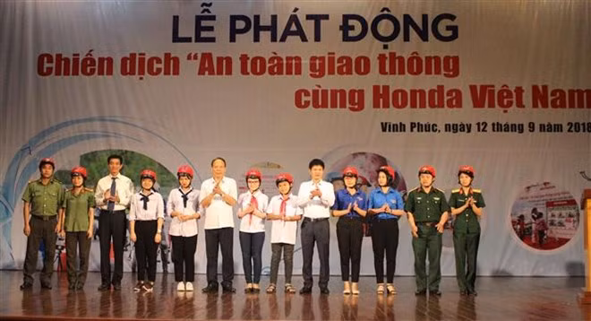 Honda Vietnam presents 1,000 helmets to the province’s Traffic Safety Committee at the ceremony (Photo: VNA)