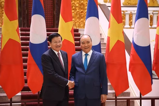 Prime Minister Nguyen Xuan Phuc and his Lao counterpart Thongloun Sisoulith.