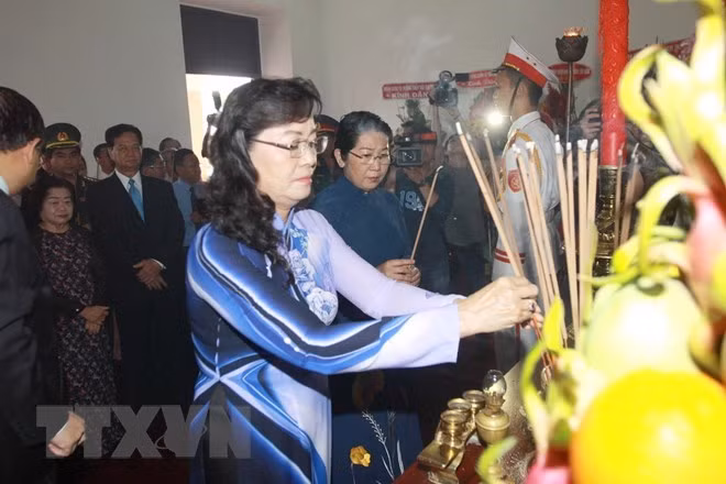 Nguyen Thi Quyet Tam, Vice Secretary of the municipal Party Committee and Chairwoman of the municipal People’s Council offers incense to pay tribute to President Ho Chi Minh on his 128th birth anniversary. (Photo: VNA)