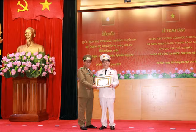 The Lao Minister presents Friendship Orders to Vietnamese Deputy Minister of Public Security Nguyen Van Son.