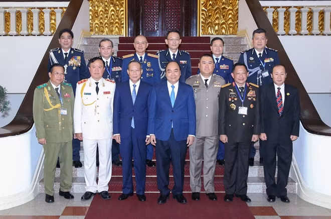 PM Phuc, Deputy Minister Le Quy Vuong and other delegates. PM Phuc, Deputy Minister Le Quy Vuong and other delegates.
