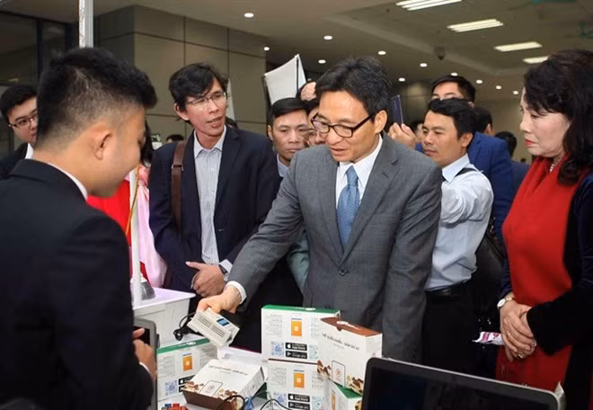 Deputy Prime Minister Vu Duc Dam visits a booth of a student’s startup project at the launch of the National Students’ Startup Day held yesterday in Hanoi (Photo: VNA) Deputy Prime Minister Vu Duc Dam visits a booth of a student’s startup project at the launch of the National Students’ Startup Day held yesterday in Hanoi (Photo: VNA)