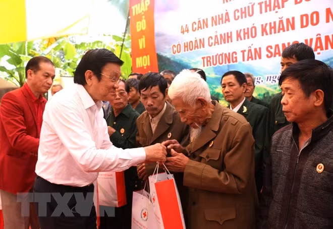 Former President Truong Tan Sang (front, left) presents gifts to disadvantaged veterans in Ha Giang province (Photo: VNA) Former President Truong Tan Sang (front, left) presents gifts to disadvantaged veterans in Ha Giang province (Photo: VNA)
