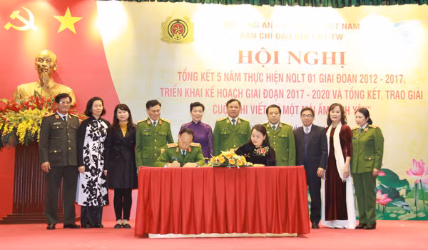 Deputy Minister Le Quy Vuong and Chairwoman of VWU Nguyen Thi Thu Ha