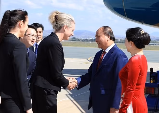 Prime Minister Nguyen Xuan Phuc and the Vietnamese delegation are welcomed at Fairbairn military airport in Canberra